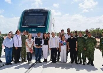 Celebra AMLO llegada del primer vagón del Tren Maya a Cancún