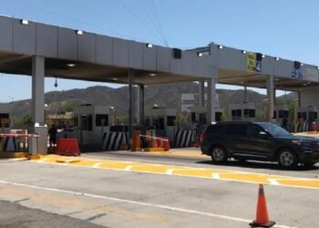Ciudadanos toman caseta de cobro en salida norte Hermosillo