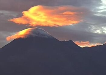 Captan nubes lenticulares alrededor del Popocatépetl