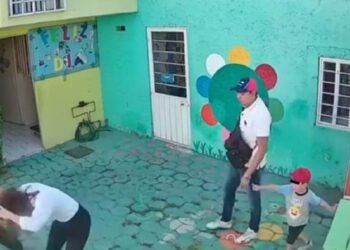 Padres de familia encañonan a maestra y empleada de escuela Frida Kahlo