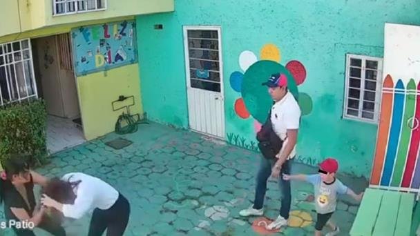 Padres de familia encañonan a maestra y empleada de escuela Frida Kahlo Padres de familia encañonan a maestra y empleada de escuela Frida Kahlo