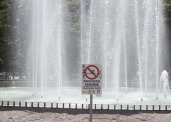 Invitan a no ingresar o beber agua de la fuente del Parque Madero