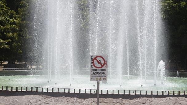 Invitan a no ingresar o beber agua de la fuente del Parque Madero Invitan a no ingresar o beber agua de la fuente del Parque Madero