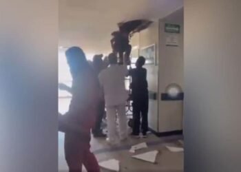 Falla elevador del IMSS en Guadalajara y quedan atrapadas 8 personas