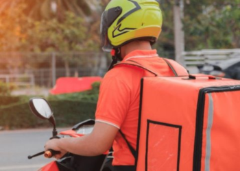 Repartidores de aplicación reducen su jornada para evitar el calor