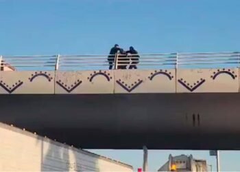 Rescatan a mujer que intentaba arrojarse de un puente en Hermosillo