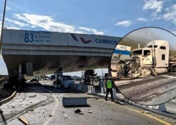 Tráiler colisiona contra caseta de peaje en BC; hay muerto y varios heridos
