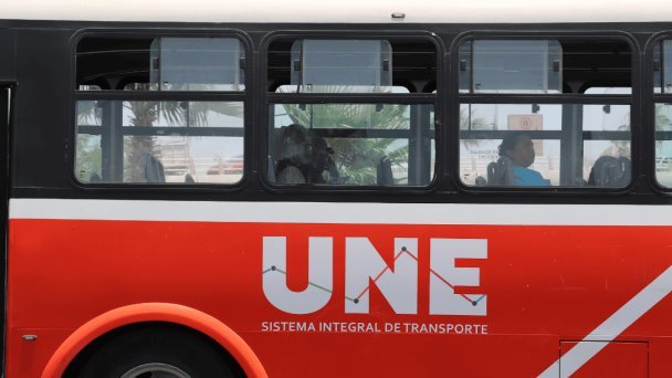 Compensan con suero y 100 pesos a choferes de camión sin aire acondicionado Compensan con suero y 100 pesos a choferes de camión sin aire acondicionado
