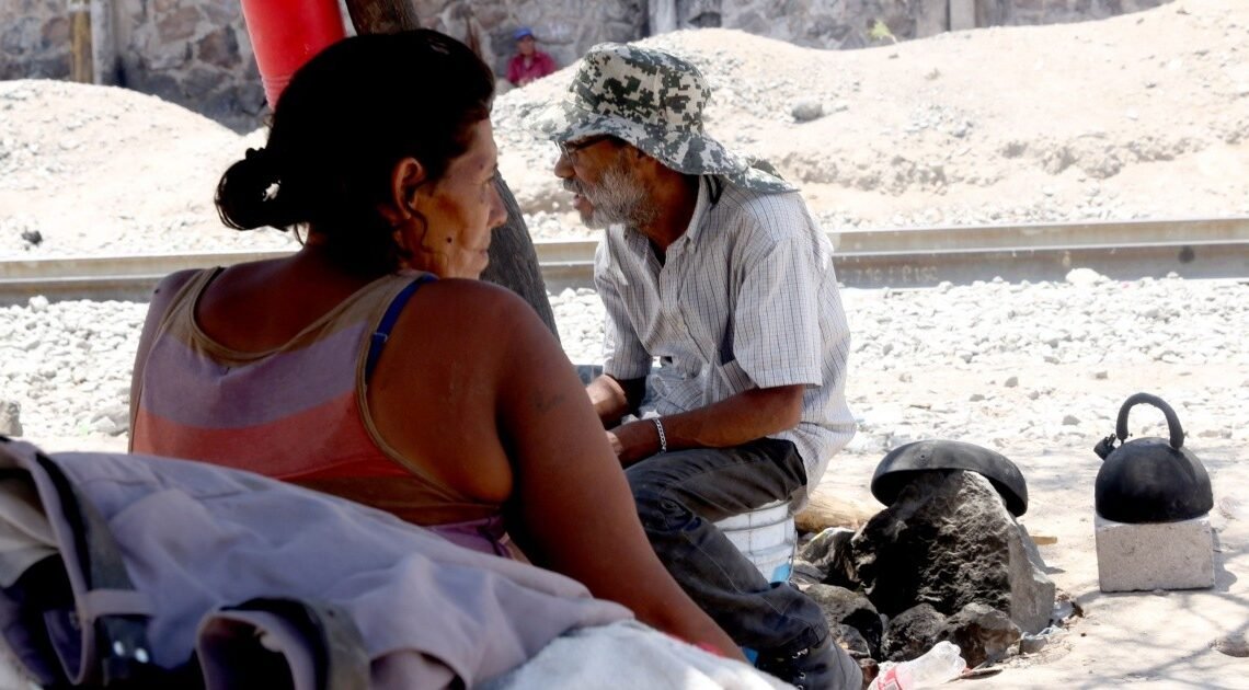 Quitan construcciones donde migrantes habitaban en Hermosillo cerca de vías del ferrocarril