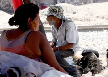 Quitan construcciones donde migrantes habitaban en Hermosillo cerca de vías del ferrocarril