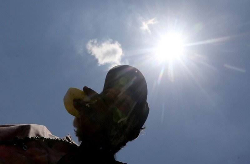 Migrantes ahora soportan el Sol en la intemperie; se quejan de que personal de la compañía de ferrocarril haya retirado construcciones en las que habitaban.
