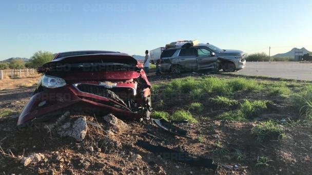 Estadounidenses se accidentan en carretera Hermosillo-Guaymas Estadounidenses se accidentan en carretera Hermosillo-Guaymas