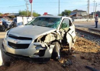 Camioneta es arrastrada por el tren en San Pedro El Saucito