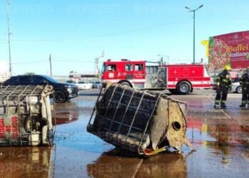 Derrame de líquido aceitoso causa cierres en la salida norte de Hermosillo