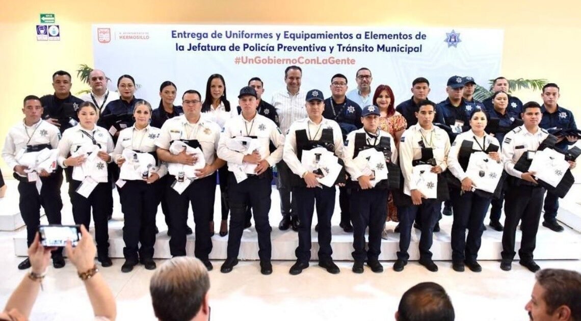 Entrega alcalde de Hermosillo uniformes y chalecos balísticos a policías municipales