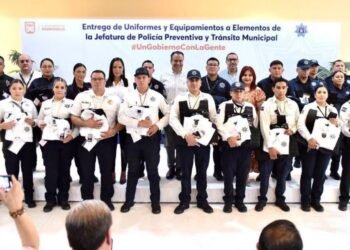 Entrega alcalde de Hermosillo uniformes y chalecos balísticos a policías municipales
