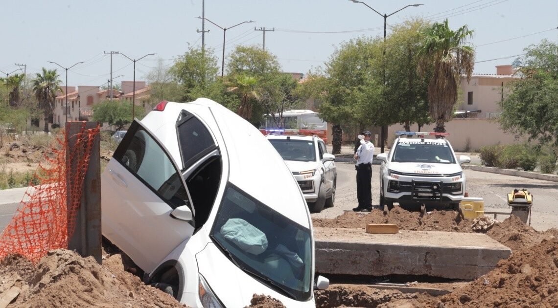 ¡Se la comió la tierra! Conductora de camioneta cae en una zanja por el bulevar Gaspar Luken