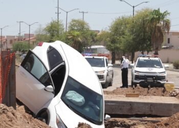 ¡Se la comió la tierra! Conductora de camioneta cae en una zanja por el bulevar Gaspar Luken