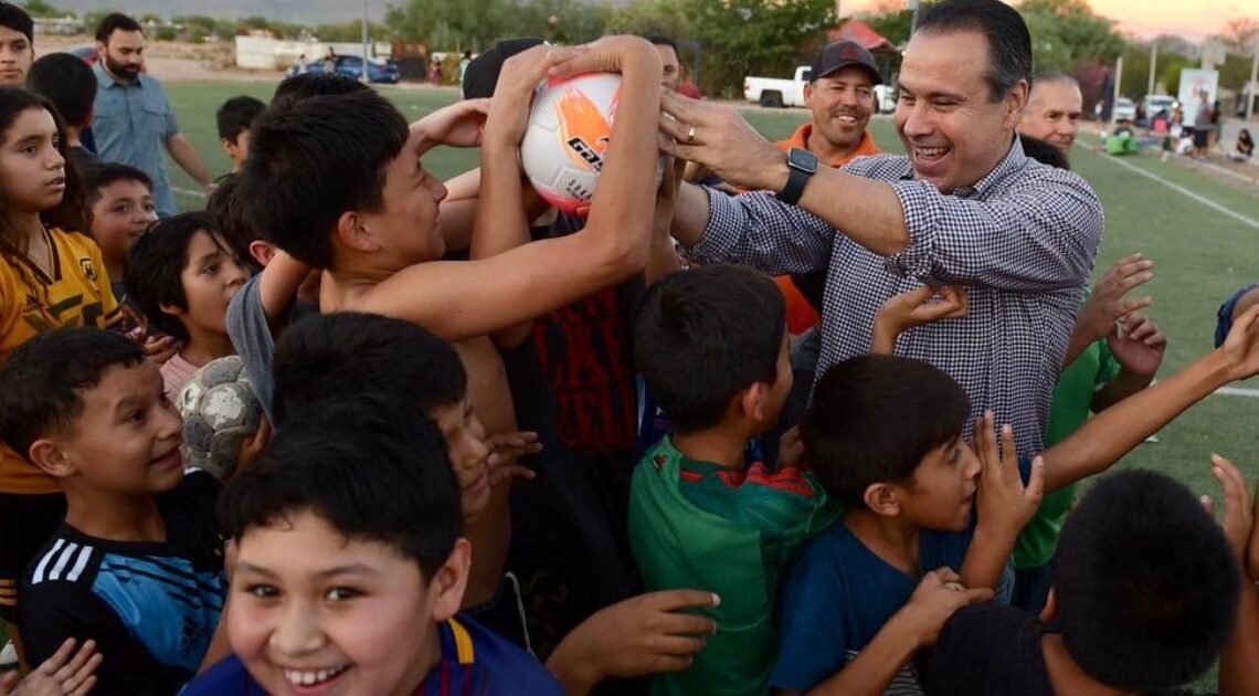 Entrega alcalde de Hermosillo rehabilitación de parques