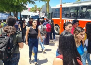 Si no hay opciones de movilidad para universitarios seguirán aglomeraciones: Vigilantes del transporte