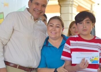 Entrega alcalde de Hermosillo bono escolar a hijos de personal sindicalizado