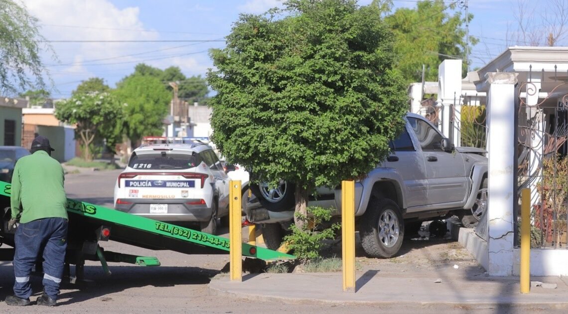 ¡Casi se mete hasta la cocina!: camioneta se impactó contra una casa en la colonia Olivares de Hermosillo ¡Casi se mete hasta la cocina!: camioneta se impactó contra una casa en la colonia Olivares de Hermosillo