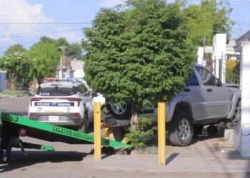 ¡Casi se mete hasta la cocina!: camioneta se impactó contra una casa en la colonia Olivares de Hermosillo
