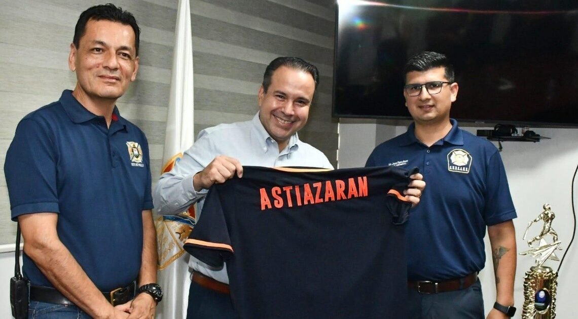 Felicita Antonio Astiazarán a equipo de beisbol Bomberos de Hermosillo Felicita Antonio Astiazarán a equipo de beisbol Bomberos de Hermosillo