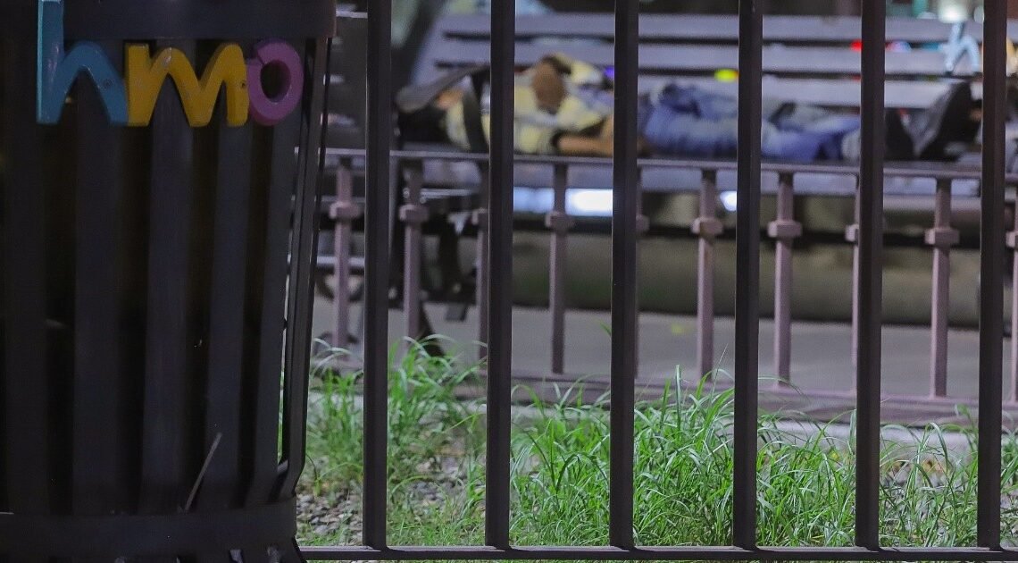 “Toman” las plazas y parques de Hermosillo como su hogar decenas de personas en situación de calle