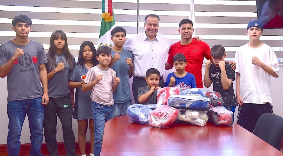 Entrega alcalde de Hermosillo equipo a jóvenes que practican box Entrega alcalde de Hermosillo equipo a jóvenes que practican box