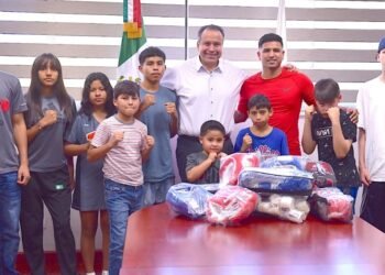 Entrega alcalde de Hermosillo equipo a jóvenes que practican box