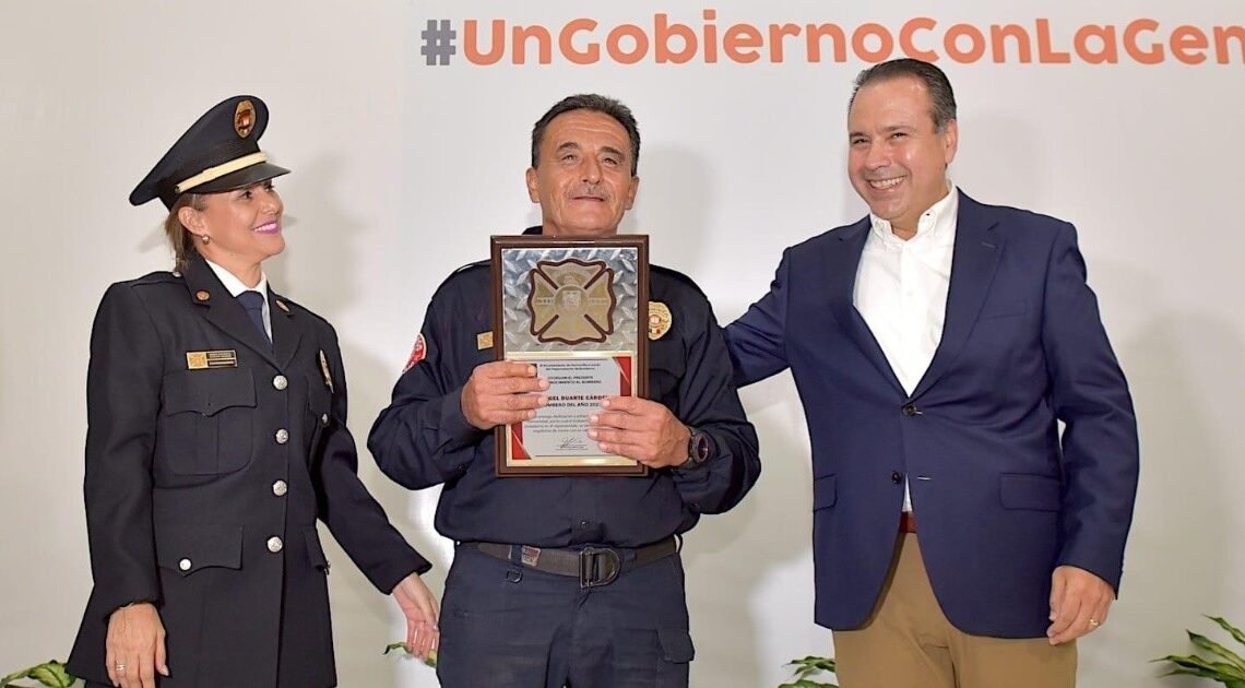 Reconocen labor de bomberos en Hermosillo en su día