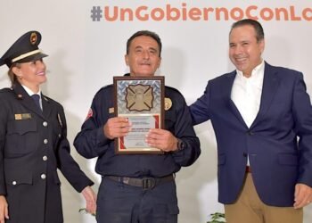 Reconocen labor de bomberos en Hermosillo en su día