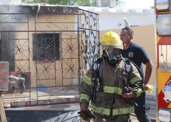 Hermosillo: Cortocircuito en minisplit inicia incendio en casa; niño pone a salvo a su hermanito