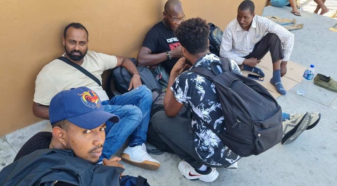 Migrantes africanos quedan varados en Hermosillo tras restricciones en venta de pasajes al Norte para extranjeros
