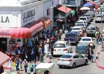 Hermosillo: A última hora, papás van a compras de pánico por el regreso a clases
