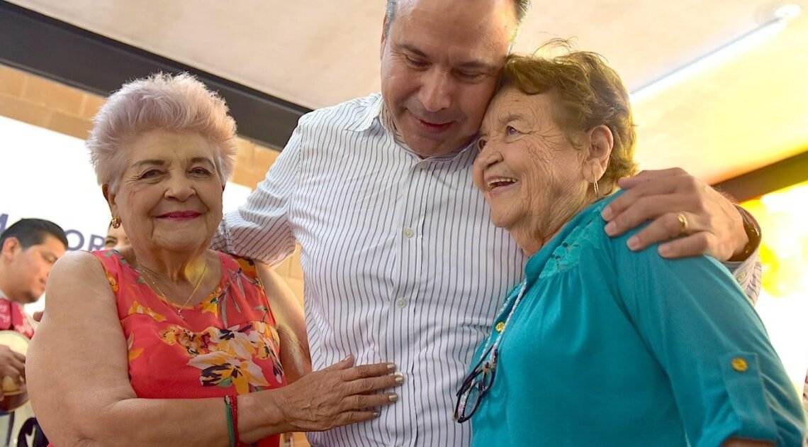 Festeja alcalde a adultos mayores de Hermosillo