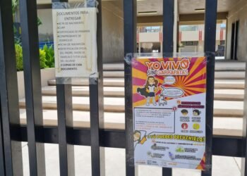 Cierran secundaria en Hermosillo para fumigarla por plaga de garrapatas