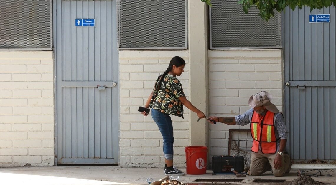 Suspenden clases en secundaria 8 de Hermosillo por problemas en los baños Suspenden clases en secundaria 8 de Hermosillo por problemas en los baños