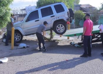 Conductor pierde el control y choca  contra cerco y poste metálico en Hermosillo