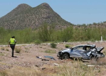Muere una persona y resulta otra lesionada tras volcadura en carretera Hermosillo-Guaymas