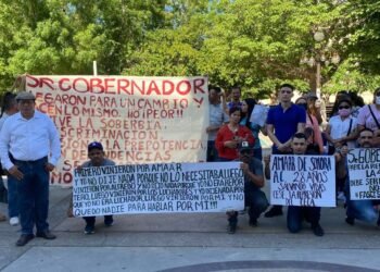 Manifestantes de asociación civil Amaar exigen reconocimiento y apoyo del CECA en Sonora