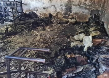 Vecinos rescatan a familia atrapada en incendio en la colonia Altares 2