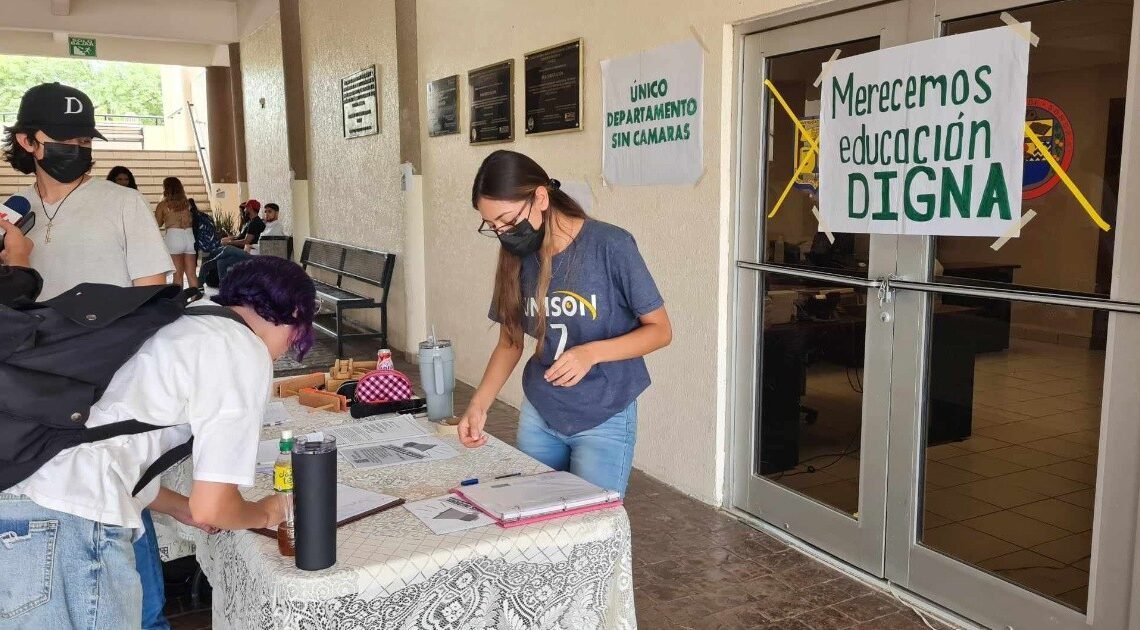 Hermosillo: Estudiantes de Derecho de la Unison se manifiestan para exigir condiciones dignas de infraestructura