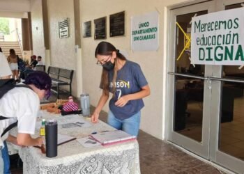Hermosillo: Estudiantes de Derecho de la Unison se manifiestan para exigir condiciones dignas de infraestructura