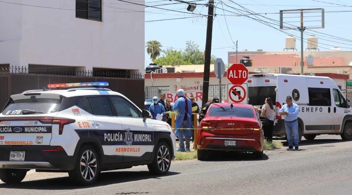 Muere hombre mientras conducía por calle de Hermosillo y su auto se estrella contra un poste