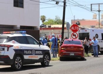 Muere hombre mientras conducía por calle de Hermosillo y su auto se estrella contra un poste