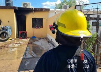 Cortocircuito en minisplit desata incendio en la colonia Las Villas