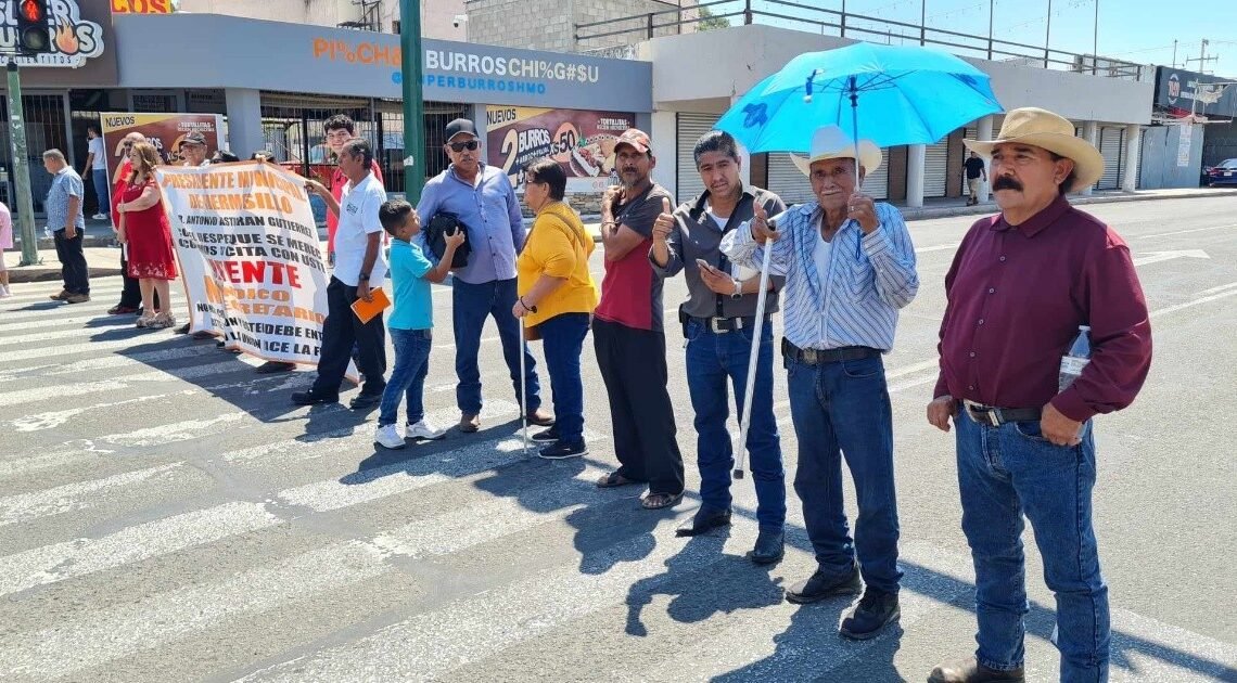 Familias afectadas tras despojo de terrenos bloquean calles en busca de respuestas del alcalde