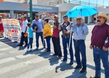 Familias afectadas tras despojo de terrenos bloquean calles en busca de respuestas del alcalde